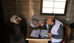 Un médecin MSF en consultation avec un patient dans le camp d'Al-Fuqara, situé dans le gouvernorat d'Idlib. 