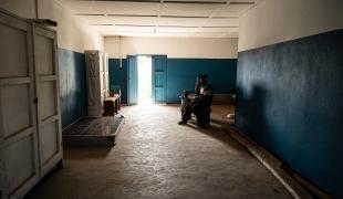 Un centre de santé vide en Ituri. La population ne se rend dans ce centre qu'en cas d'extrême urgence en raison de l'insécurité qui règne dans la zone de santé de Drodro. République démocratique du Congo. 2023.