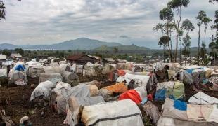 Vue d'un camp de déplacés dans le Nord-Kivu. La nuit, les habitants entendent les coups de feu tirés par des combattants qui ont installé leur campement à proximité. République démocratique du Congo. 2024.