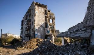 Vue d'un immeuble détruit à proximité de la ville d'Izium, dans l'est de l'Ukraine, reprise par l'armée ukrainienne.