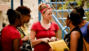 Lisa discute avec son équipe de docteurs pendant la semaine de formation qui précède l'ouverture de la clinique.