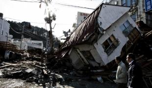 Dans la préfecture de Miyagi un quartier de la ville de Kesen Numa après les tsunamis  12 mars 2011