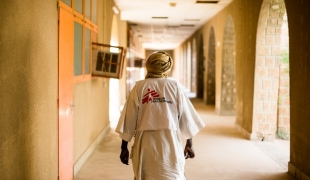 A l'hôpital de Tombouctou les gardes portent des gilets MSF par mesure de sécurité. Trevor Snapp