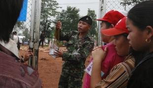 les réfugiés Hmongs du camp de Huam Nai Khao en Thaïlande sortent du camp sous contrôle des militaires.