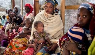 Khadija Yana 35 ans a huit enfants. Elle vit dans les faubourgs de Ngaroua. Khadija amène sa fille de 10 mois Fanta Moustapha au centre de santé du village parce qu'elle souffre d'une conjonctivite et elle a attrapé froid depuis deux jours.