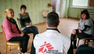 Un psychologue MSF tient une session de soutien psychologique collective avec des civils à Avdiivka où de violents combats ont forcé de nombreux civils à quitter la ville en 2014 2015.