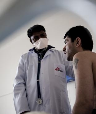Centre national de lutte contre la tuberculose, Abovian, Arménie, Février 2010. Dr Shahidul Islam, un médecin MSF, examine un patient. 