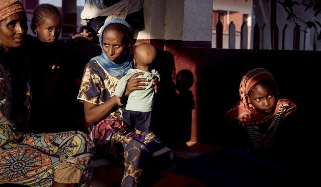 Awa Moussa, 30 ans, mère de huit enfants, s'occupe de bébé Bilal, 6 mois lors d'une activité récréative à l'hôpital de Bambari en République centrafricaine, le 3 décembre 2020.