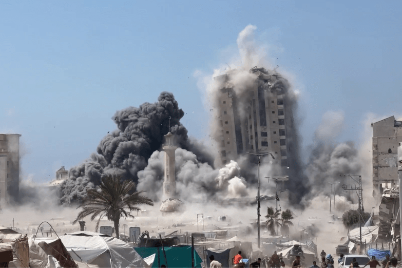 Explosion d'un immeuble par frappe aérienne israélienne dans la bande de Gaza
