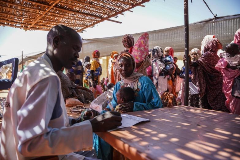 Clinique de MSF dans le camp de Zamzam à 15 kilomètres d'El Fasher. Un dépistage auprès d'enfants de moins de 5 ans et de femmes enceintes et allaitantes a révélé des taux de malnutrition aigüe de 30%, soit près du double du seuil d'urgence. 