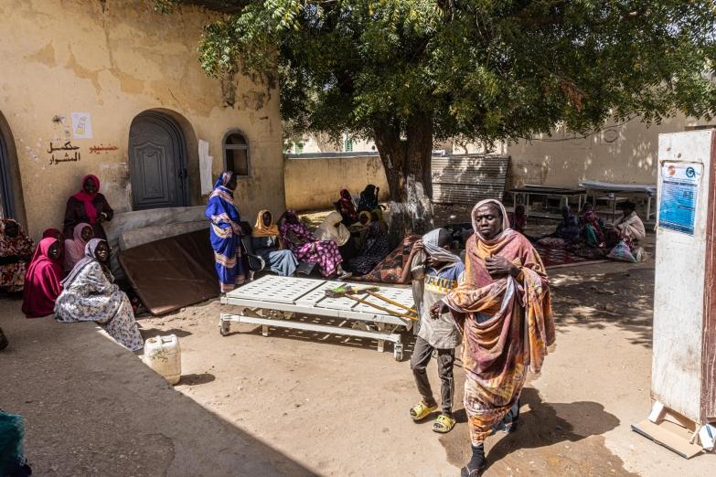 Vue de l'entrée de l'hôpital universitaire de Zalingei au Darfour central. 2024.