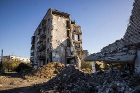 Vue d'un immeuble détruit à proximité de la ville d'Izium, dans l'est de l'Ukraine, reprise par l'armée ukrainienne.