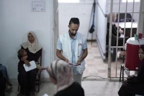 Un membre du personnel de MSF gère l'admission des patients à la clinique MSF de Gaza City, Gaza, juin 2025.