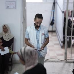 Un membre du personnel de MSF gère l'admission des patients à la clinique MSF de Gaza City, Gaza, juin 2025.