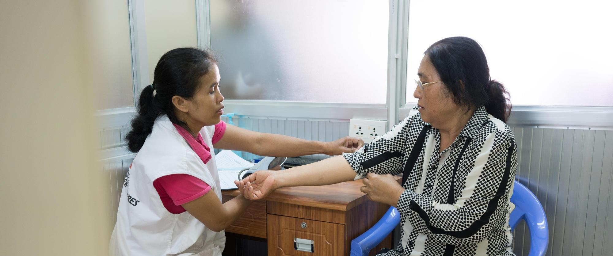Une patiente atteinte d'hépatite C, prise en charge par MSF à Phnom Penh, au Cambodge, en avril 2017.