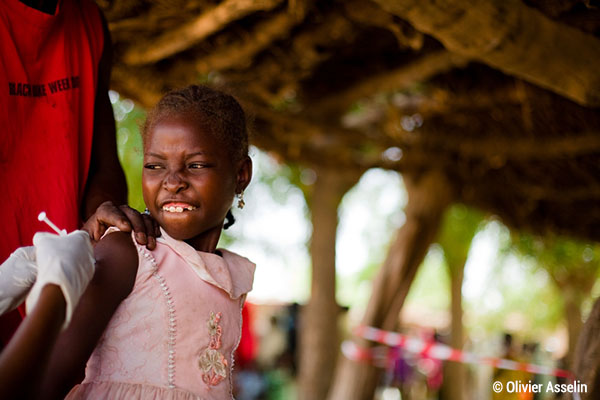 Olivier Asselin  Une jeune fille se fait vacciner contre la méningite à Dosso, au Niger. Avril 2009
