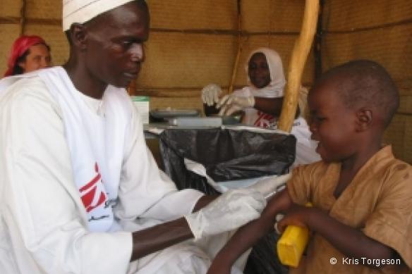 Campagne de vaccination à Kebkabiya, Soudan, Nord Darfour, octobre 2004. 