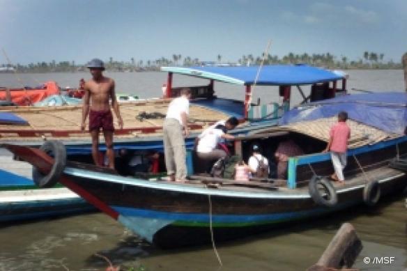 Les équipes MSF atteignent des villages isolés, accessibles par petits bateaux