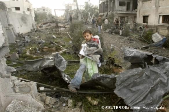 Bande de Gaza, garçon portant ses affaires personnelles à la suite d'un raid aérien à Rafah, 30 décembre 2008