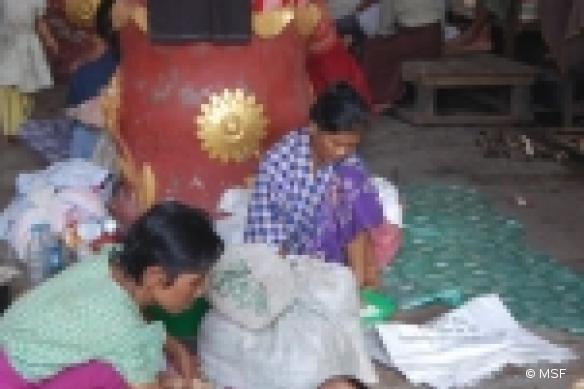 Dans les bidonvilles de Labutta and Ngaputaw, dans le delta de l'Irrawaddy, MSF distribue de la nourriture et donne des consultations médicales.