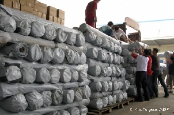 Des tentes MSF sont stockées en vue de leur distribution - Sichuan, 23 mai 2008.