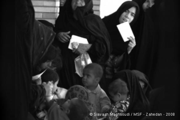 Des patients attendent à l'entrée d'un centre de santé MSF à Zahedan