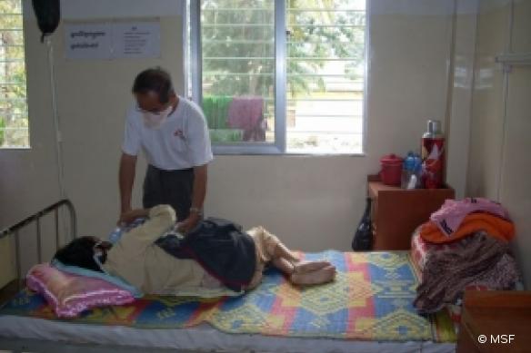 Pharit, éducateur thérapeutique à MS, auprès d'un patient hospitalisé au service des Maladies infectieuses de l'hôpital AKS - Phnom Penh 2008