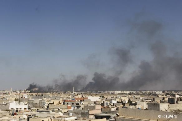 Des fumées surplombent la ville de Tripoli après des combats, le 23 août 2011.