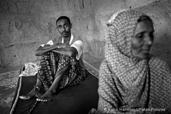 En situation extrême, chacun est soumis à des sentiments exacerbés d’anxiété ou de tristesse. Dadaab, Kenya, 2011.