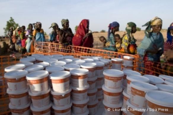 Distribution préventive de Plumpy'doz, un complément nutritionnel, dans la région de Maradi au Niger, juin 2008.