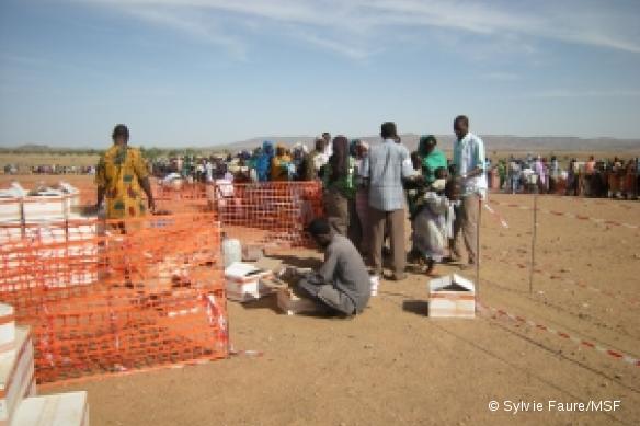 Distribution de complément nutritionnel pour les enfants du camp du Hassa Hissa, Zalingei, Darfour, mai 2008