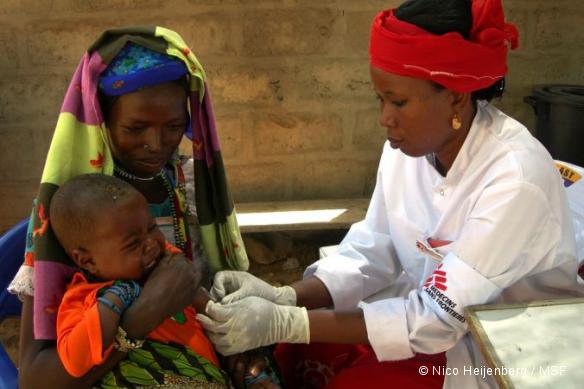 Vaccination contre la rougeole au Niger, avril 2008