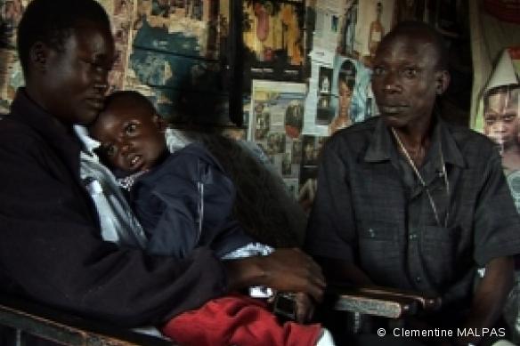 Pamela, Charles et leur fils Pascal, âgé de deux ans ont tous les trois le sida. Leur vie durant, ils devront respecter matin et soir le même rituel.