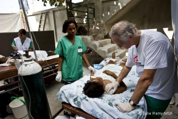 Une intervention chirurgicale en Haïti, après le séisme qui a frappé l'île en janvier 2010.