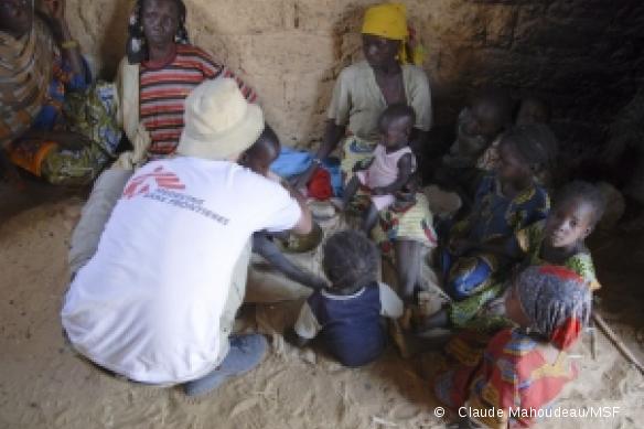 Le docteur Simon se rend dans les villages en zone rurale pour voir s'il n'y a pas des malades sans soins