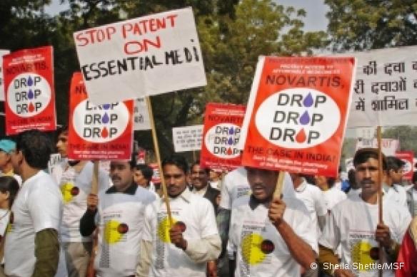 Inde, 2007. Des centaines de personnes défilent pour protester à l'occasion du premier procès intenté par Novartis.