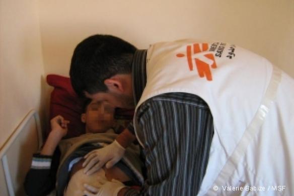 Soins apportés à un jeune malade (décembre 2007)