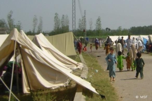 Camp de Palosa, district de Charsaada, Pakistan. Une école convertie en lieu d'accueil pour les personnes déplacées.