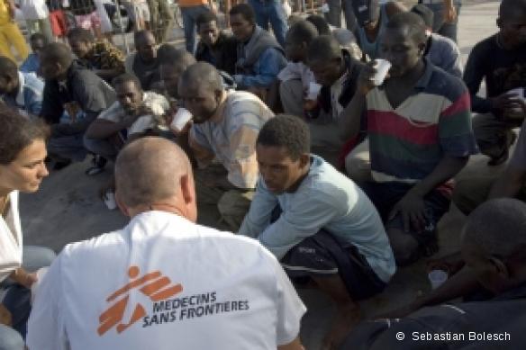 Consultations MSF à l'arrivée au port de Lampedusa, Italie, septembre 2007