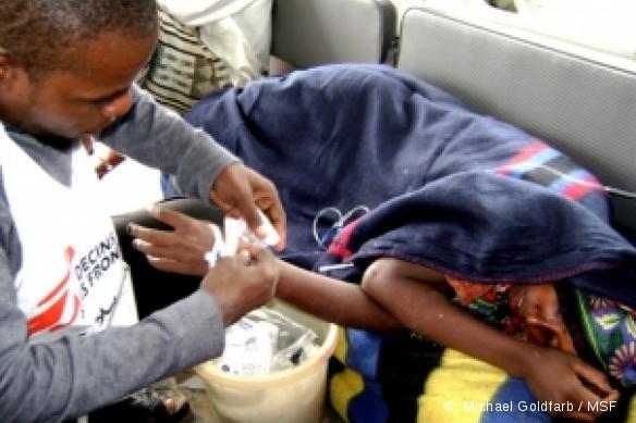 F., 24 ans, soignée par MSF à son arrivée sur une plage du Yémen. Après que les passeurs l'ont forcée à sauter du bateau loin de la côte, elle a passé plusieurs heures dans l'eau.