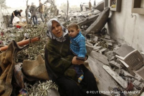 Une femme palestinienne assise au milieu des décombres de sa maison détruite par un raid israëlien le 30 décembre 2008 à Rafah au sud de la bande de Gaza.