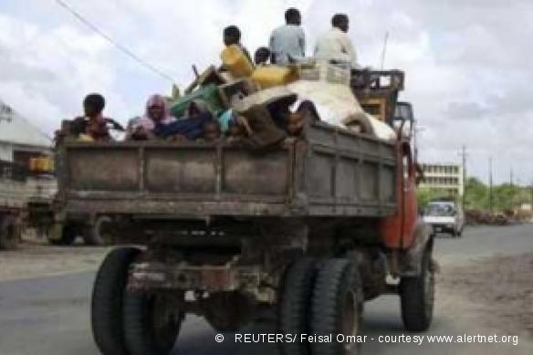 Somalie, 12 mai 2009. Des civils fuyant les combats dans Mogadiscio.