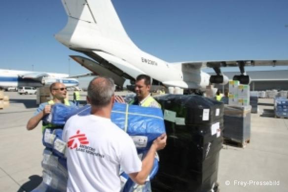 Chargement d'un avion-cargo MSF