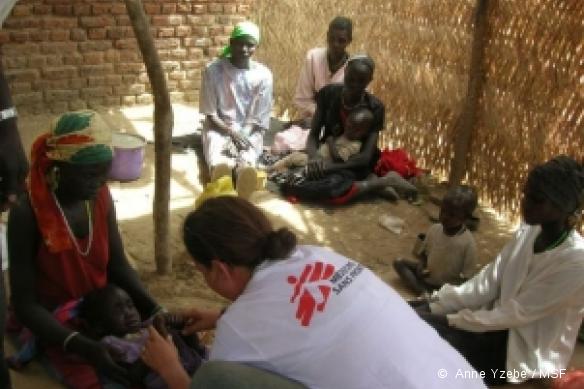 Le docteur Sarah Eustache soigne un malade atteint de méningite, Sud-Soudan, 2007