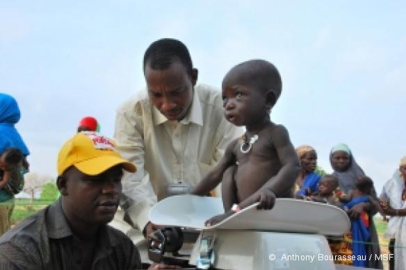 District de Madarounfa, région de Maradi. Pesée d\'un enfant lors d\'une distribution de suppléments nutritionnels.
