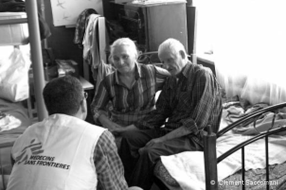 Consultation psychologique auprès d'un couple de personnes déplacées dans une école maternelle de Gori, septembre 2008
