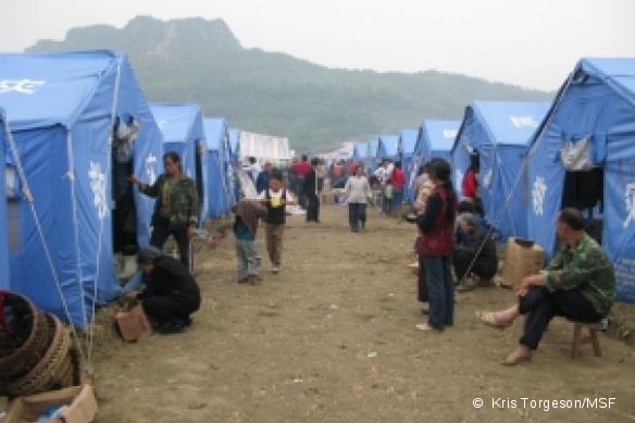 Des rescapés du séisme dans un camp provisoire mis en place par les autorités chinoises.