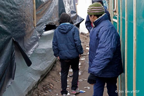 Un mineur de 11 ans, vivant seul dans la Jungle de Calais. Son père est en Angleterre et sa mère en Afghanistan.