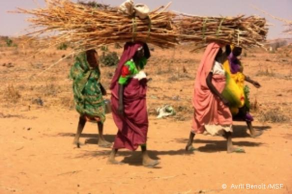 Femmes à l'extérieur du camp de Kalma - Février 2008