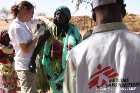 Tchad, mars 2009. Une infirmière MSF vaccine une patiente contre le tétanos.